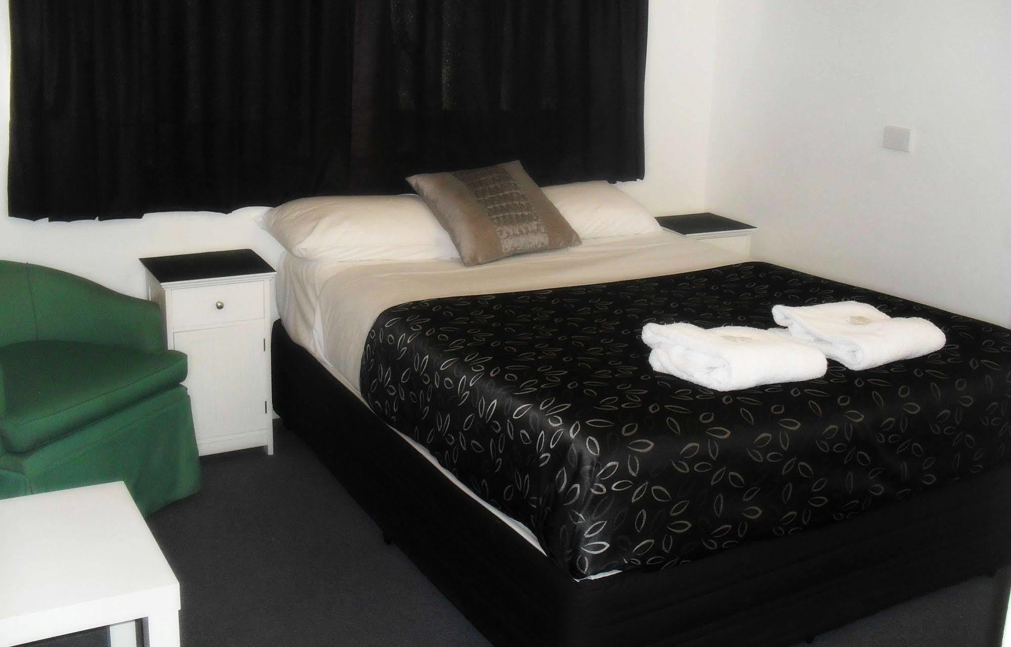 Charm City Motel Bundaberg Esterno foto
