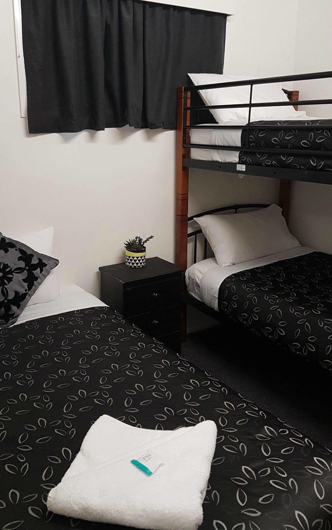 Charm City Motel Bundaberg Esterno foto