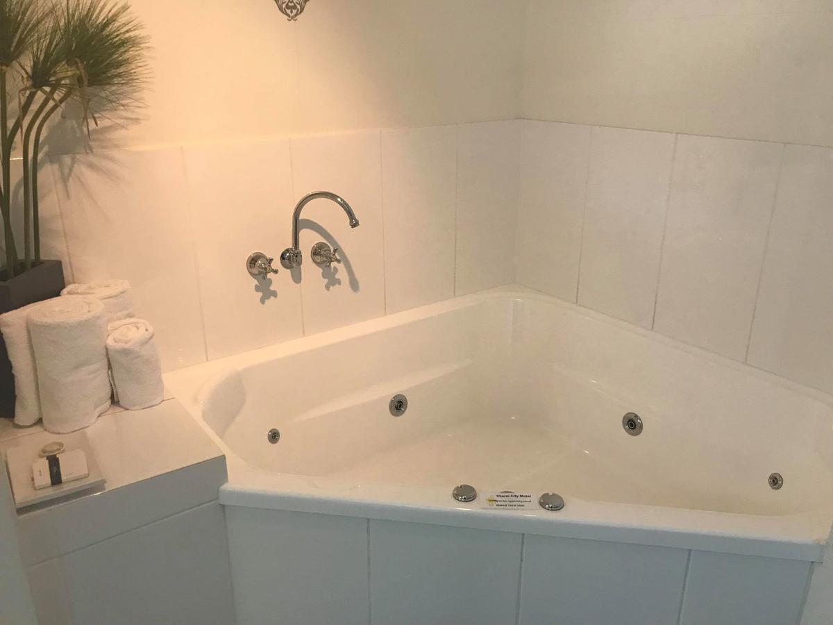 Charm City Motel Bundaberg Esterno foto